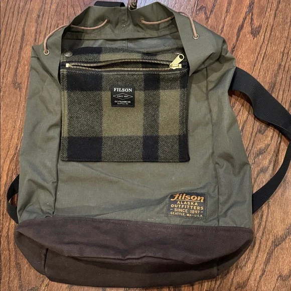 Like new condition Filson Canvas Daypack Backpack in Otter Green - Picture 3 of 5